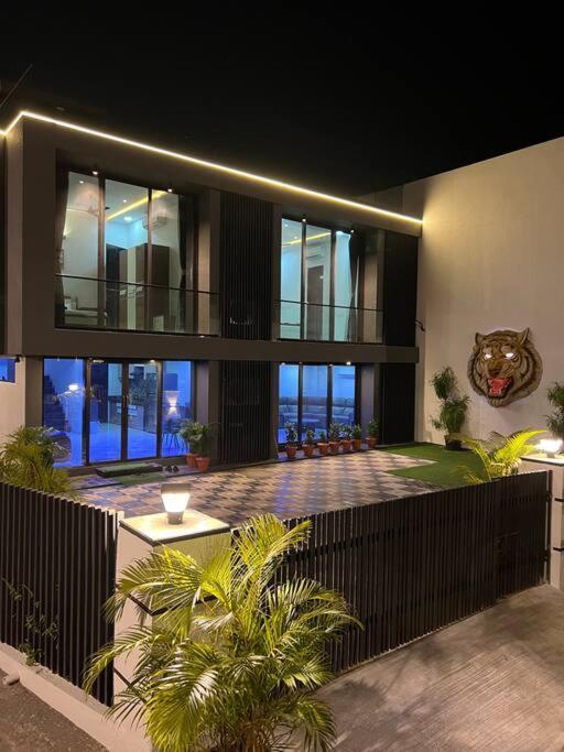 Stayhaven Starmount 4Bhk & Pool Mumbai Bagian luar foto