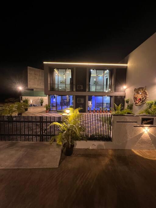 Stayhaven Starmount 4Bhk & Pool Mumbai Bagian luar foto