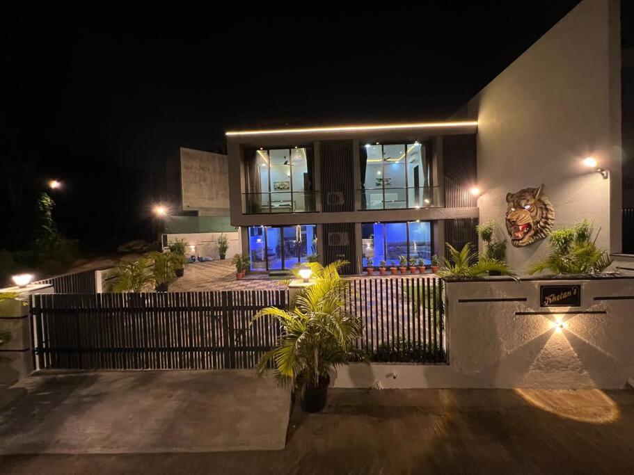Stayhaven Starmount 4Bhk & Pool Mumbai Bagian luar foto